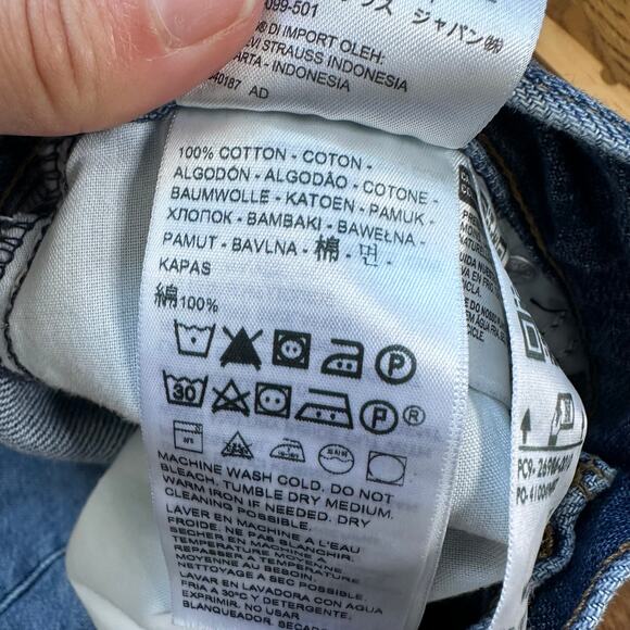 Levi's High Waisted Mom Jean Medium Wash - Picture 7 of 10